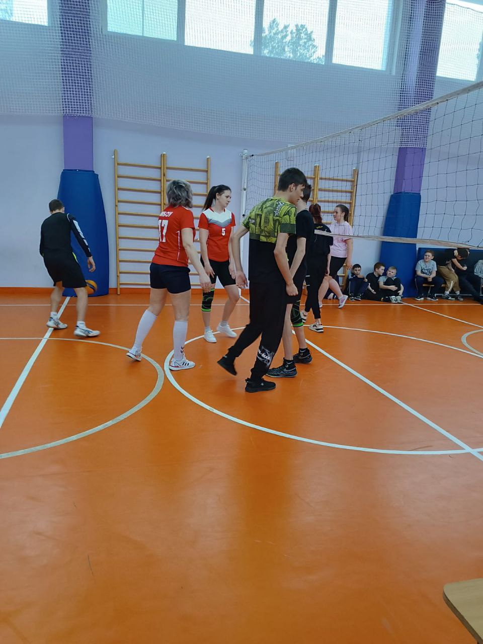 Дружеская встреча по волейболу.